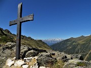 65 La piccola croce dell'altare con vista sulla Valle Lunga di Tartano e verso le Api Retiche